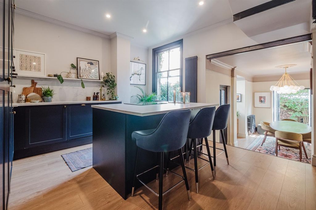 Property photo 3 of 27 Live In Dining Kitchen