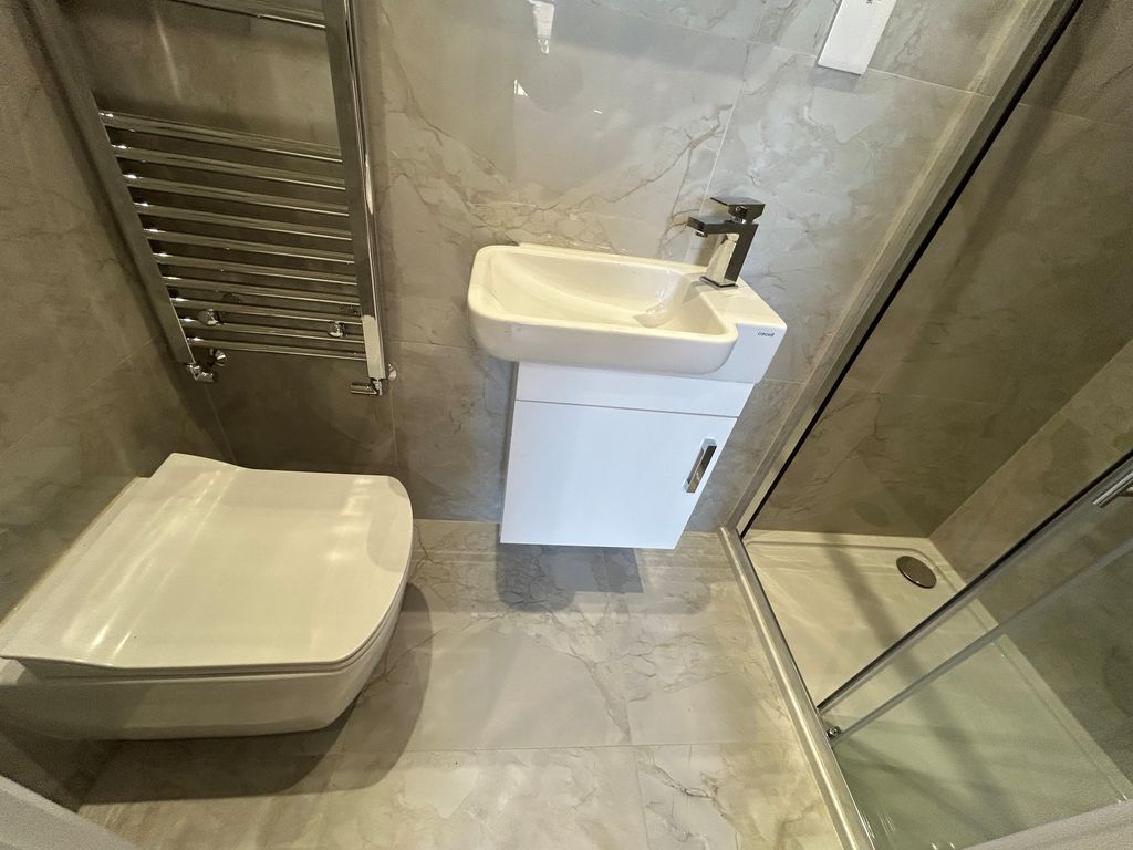 Property photo 3 of 8 En-Suite Bathroom