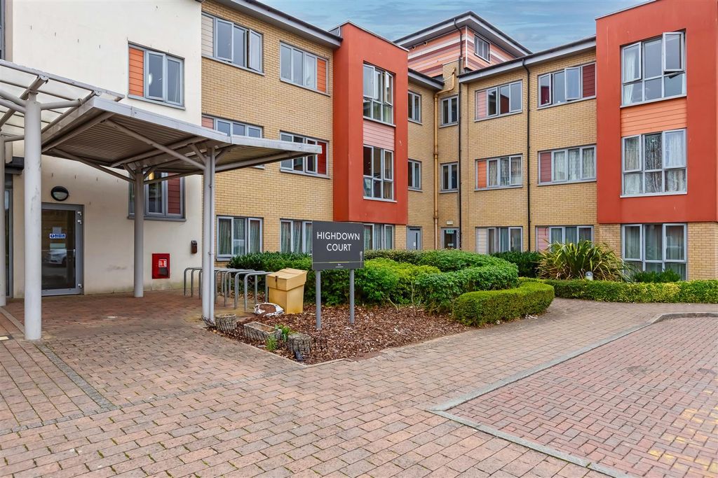 Property photo 3 of 12 Highdown Court_10.Jpg