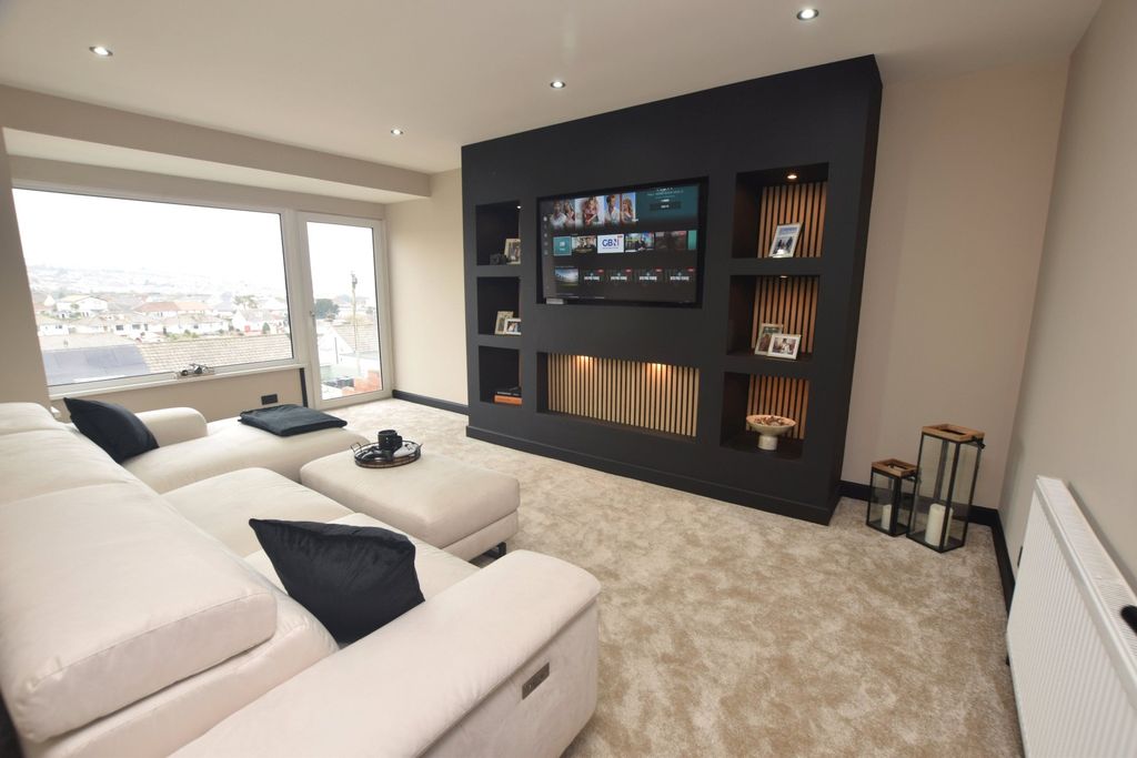 Property photo 2 of 10 Sitting Room