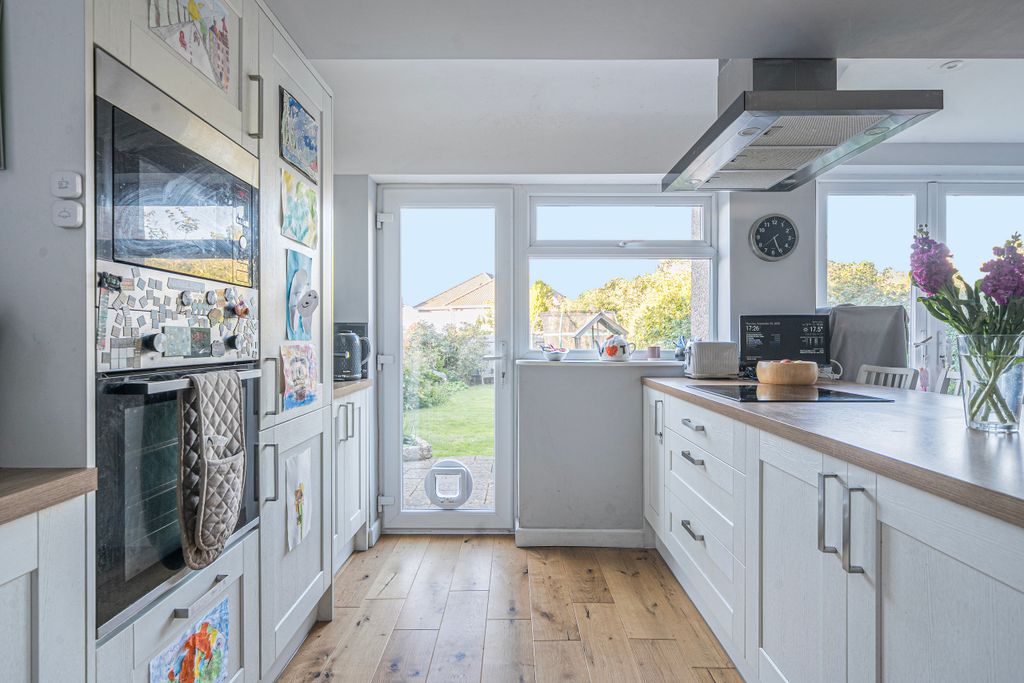 Property photo 3 of 19 Kitchen