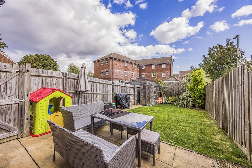 Property photo 3 of 21 10 Taylor Close, Purbrook-Porticomarketing-Soldby-