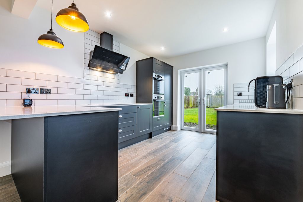 Property photo 2 of 33