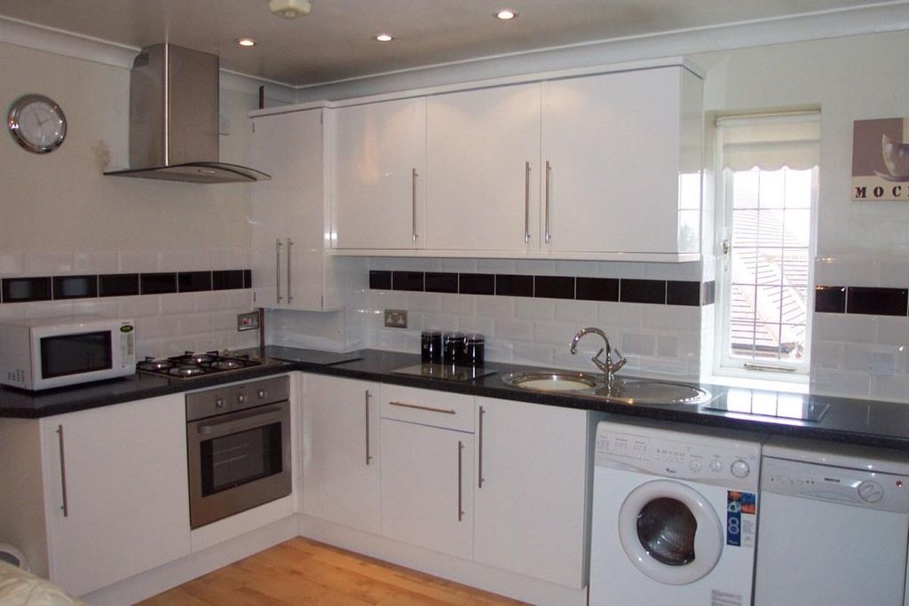 Property photo 2 of 7 Kitchen