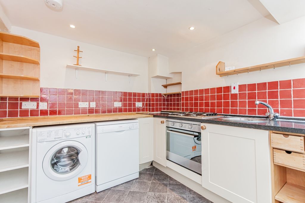 Property photo 3 of 11 Kitchen