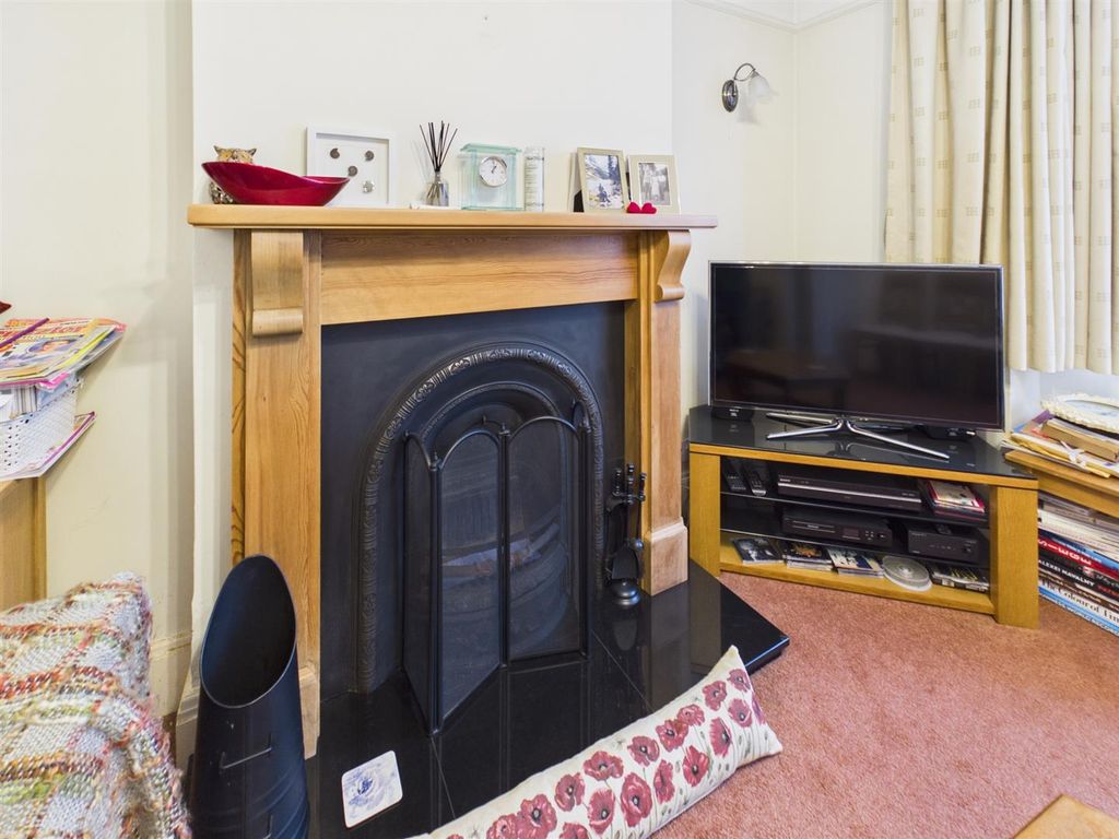 Property photo 3 of 18 Lounge