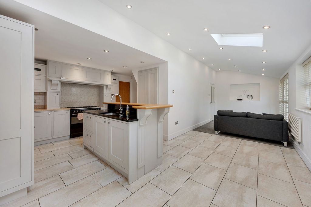 Property photo 2 of 37