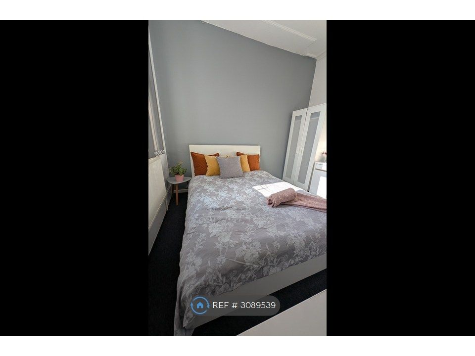 Property photo 3 of 19 Room 4