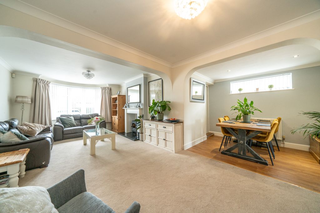 Property photo 2 of 14 172-London-Road-1008