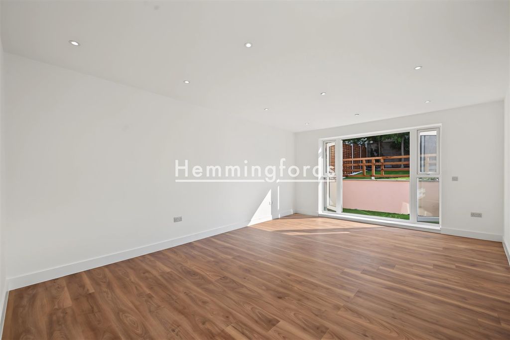 Property photo 3 of 14 The Avenue N17-6.Jpg