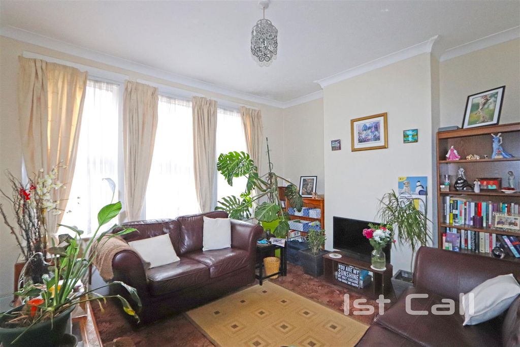 Property photo 2 of 11 Lounge