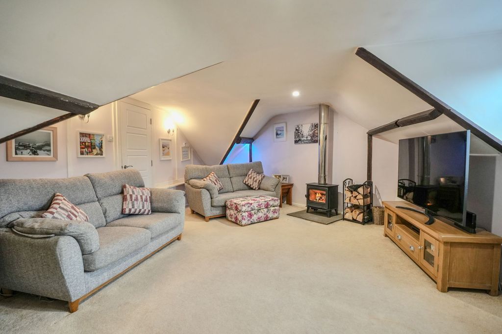 Property photo 3 of 11 4