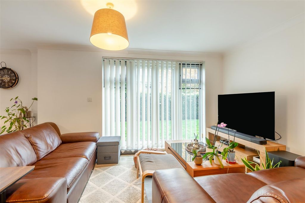 Property photo 2 of 15 8668615-Interior04.Jpg