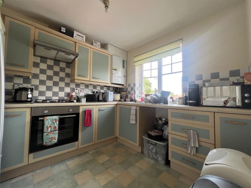 Property photo 3 of 10 Kitchen