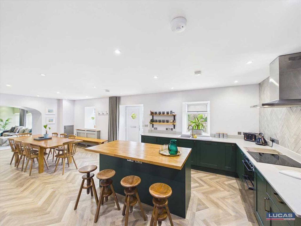 Property photo 2 of 33