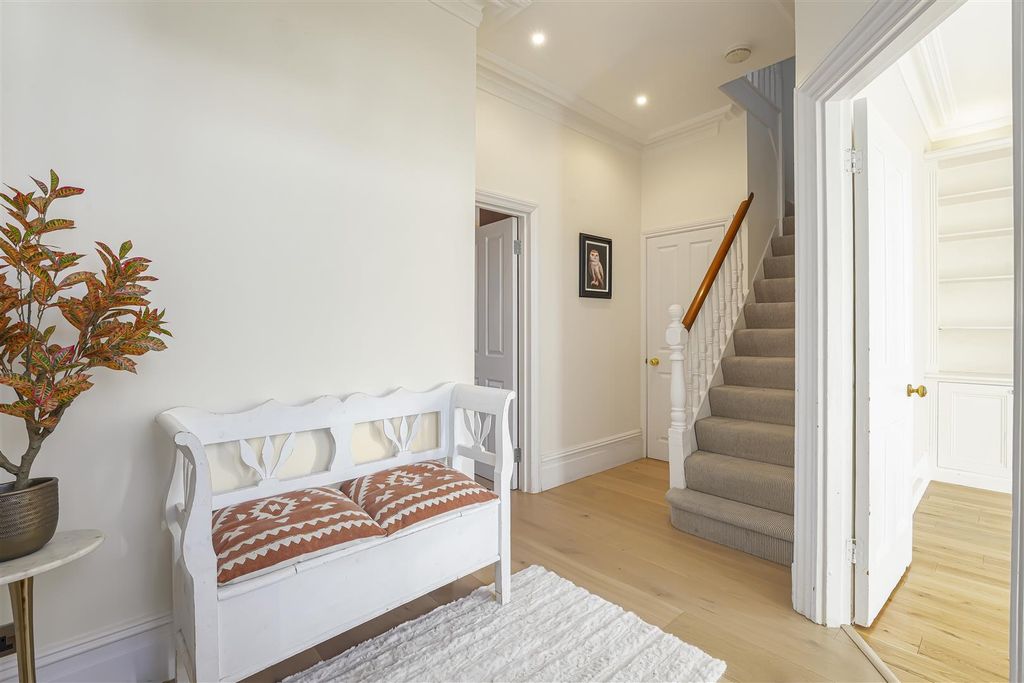 Property photo 3 of 16 Landing