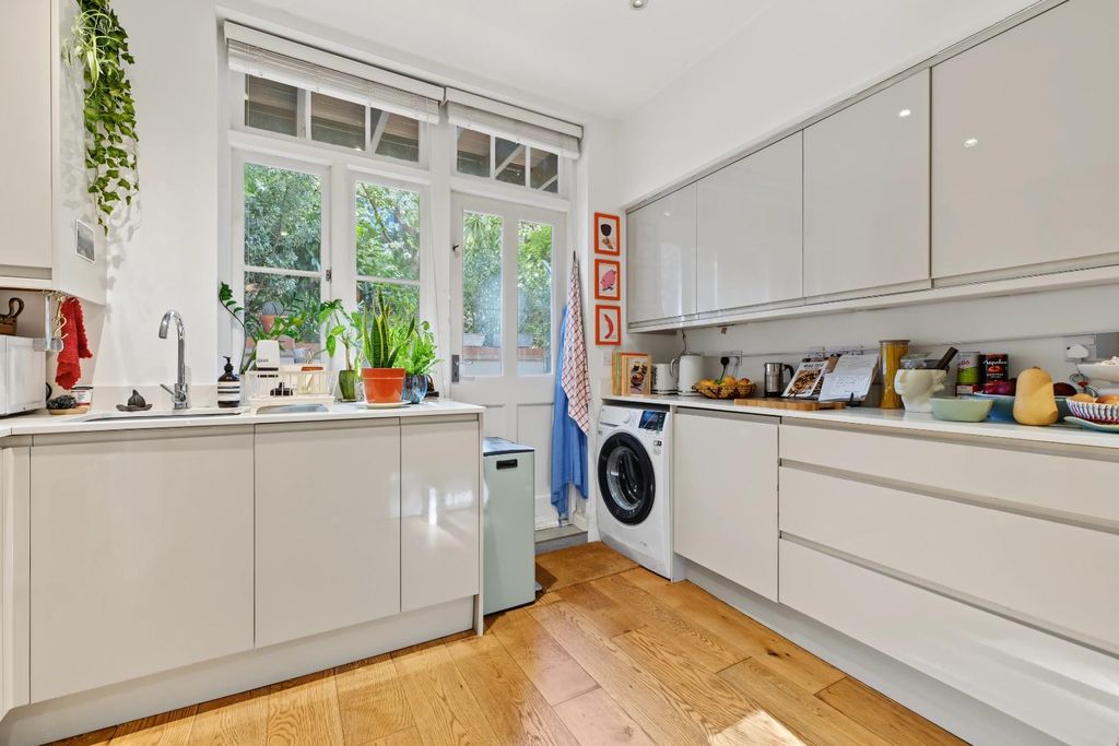 Property photo 2 of 11 Kitchen