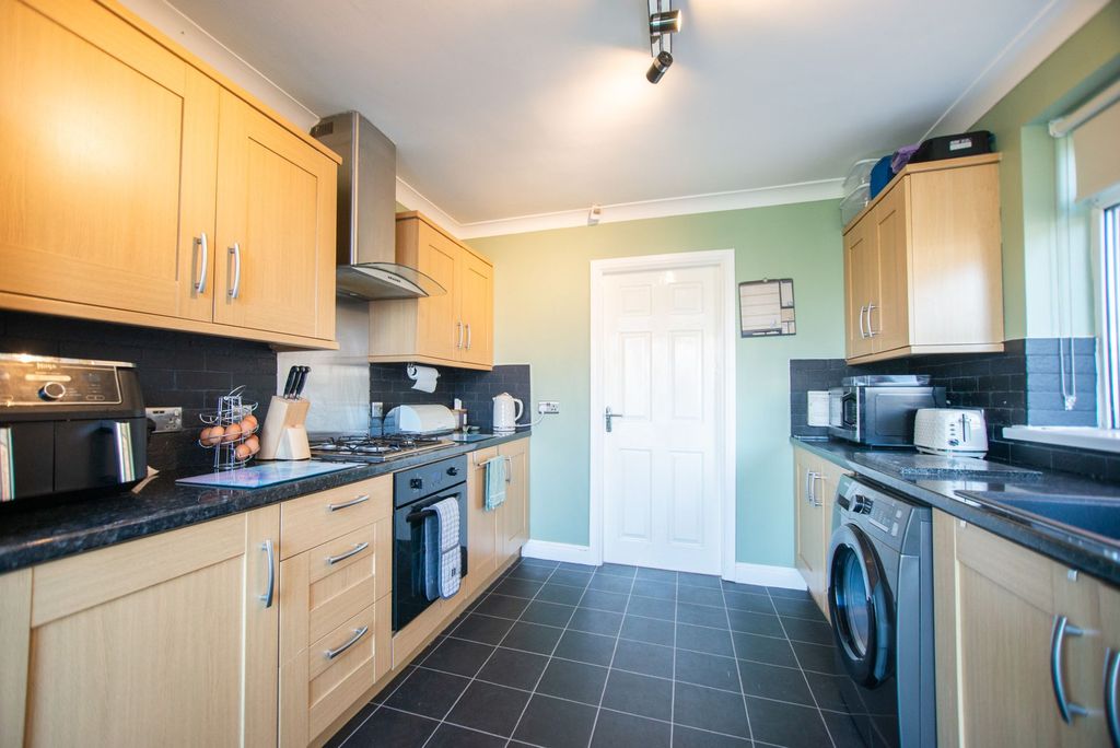 Property photo 3 of 17 Kitchen