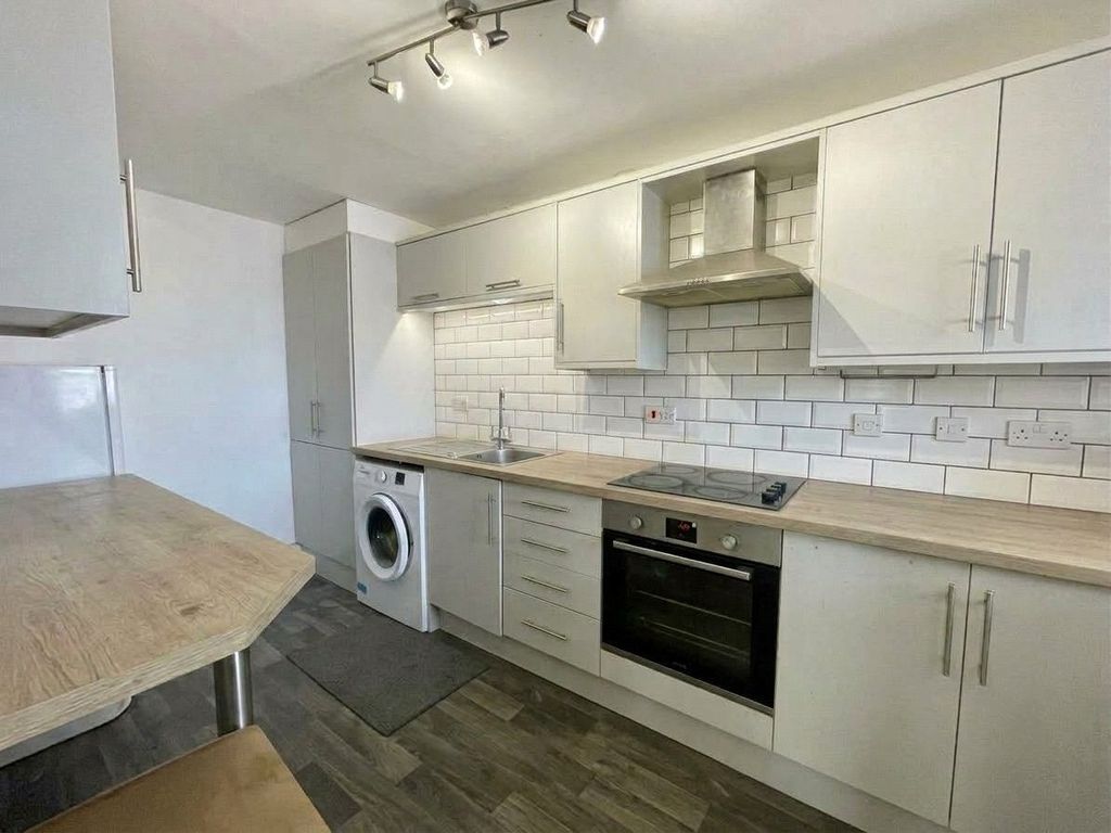 Property photo 1 of 7 Kitchen