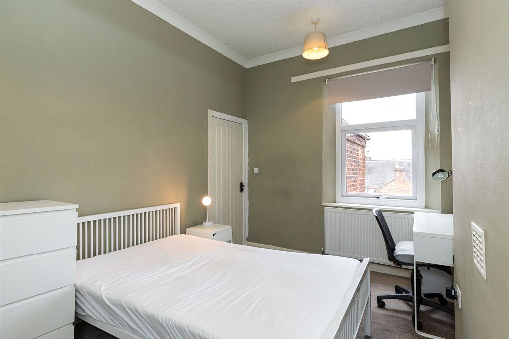 Property photo 1 of 11 Room 2