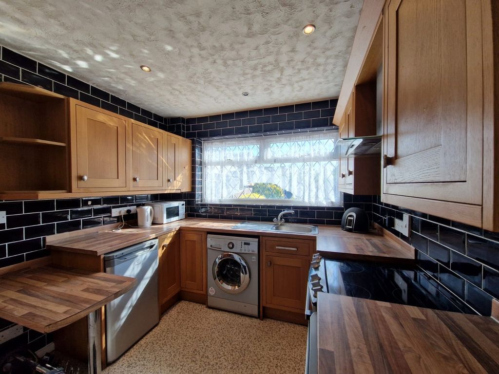 Property photo 2 of 10 Kitch 1