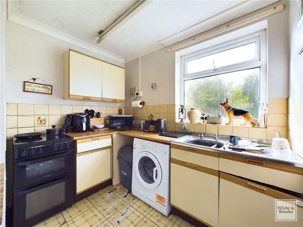 Property photo 3 of 10 Kitchen