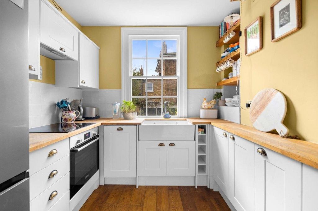 Property photo 3 of 19 Kitchen