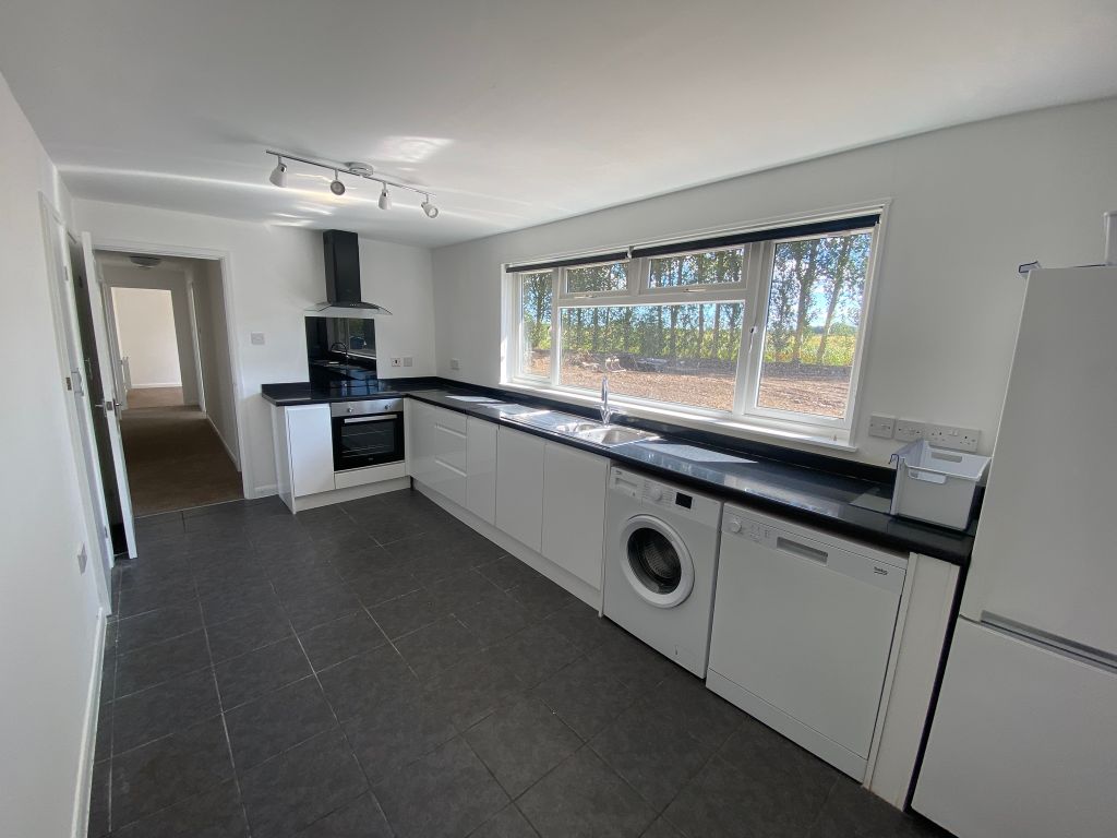 Property photo 3 of 10 Kitchen