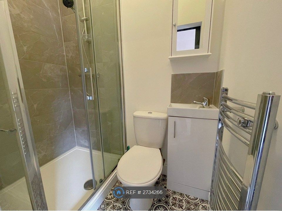 Property photo 3 of 11 Room 5 Ensuite