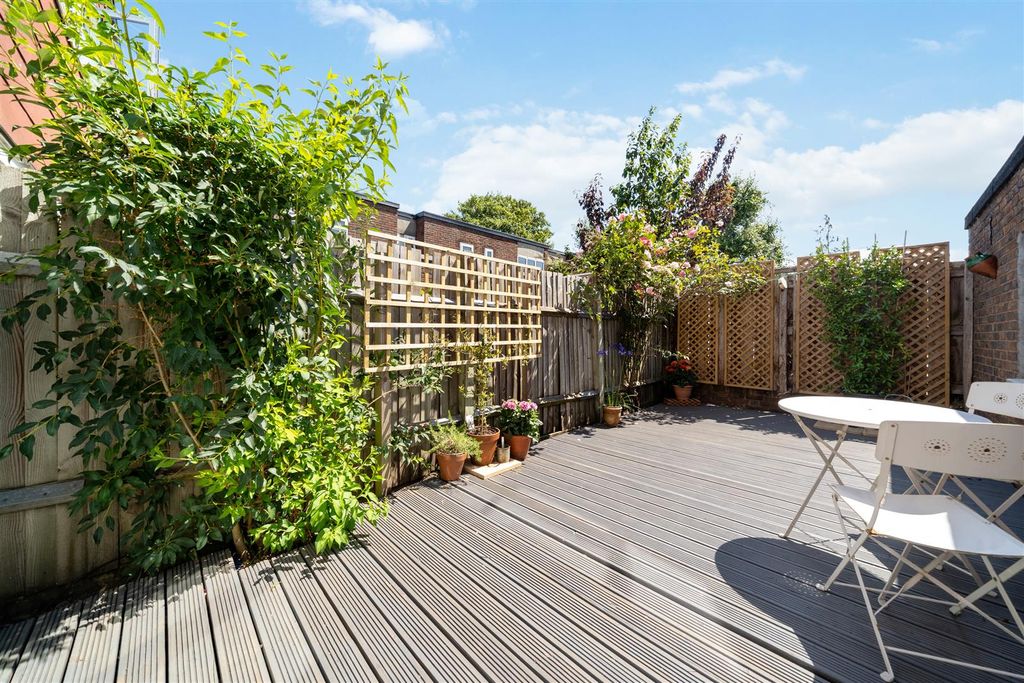 Property photo 2 of 12 Garden