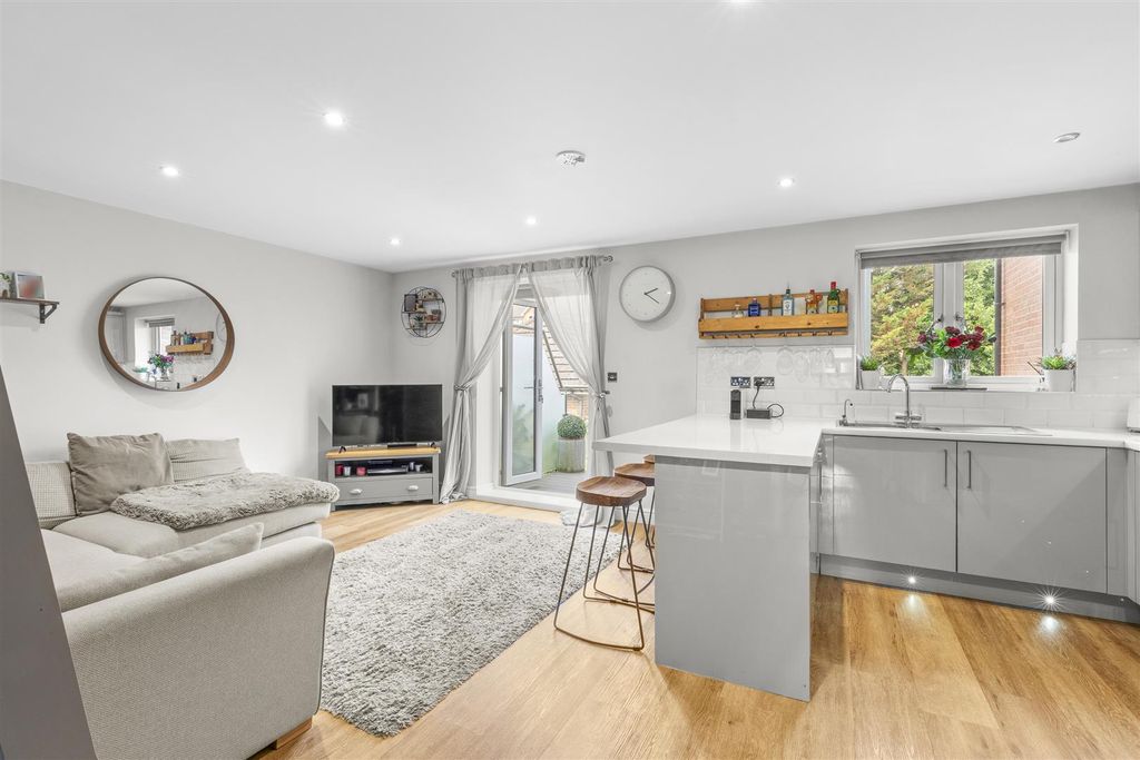 Property photo 3 of 13 Flat 4, 77 London Road, Hp11 1Bn-6.Jpg