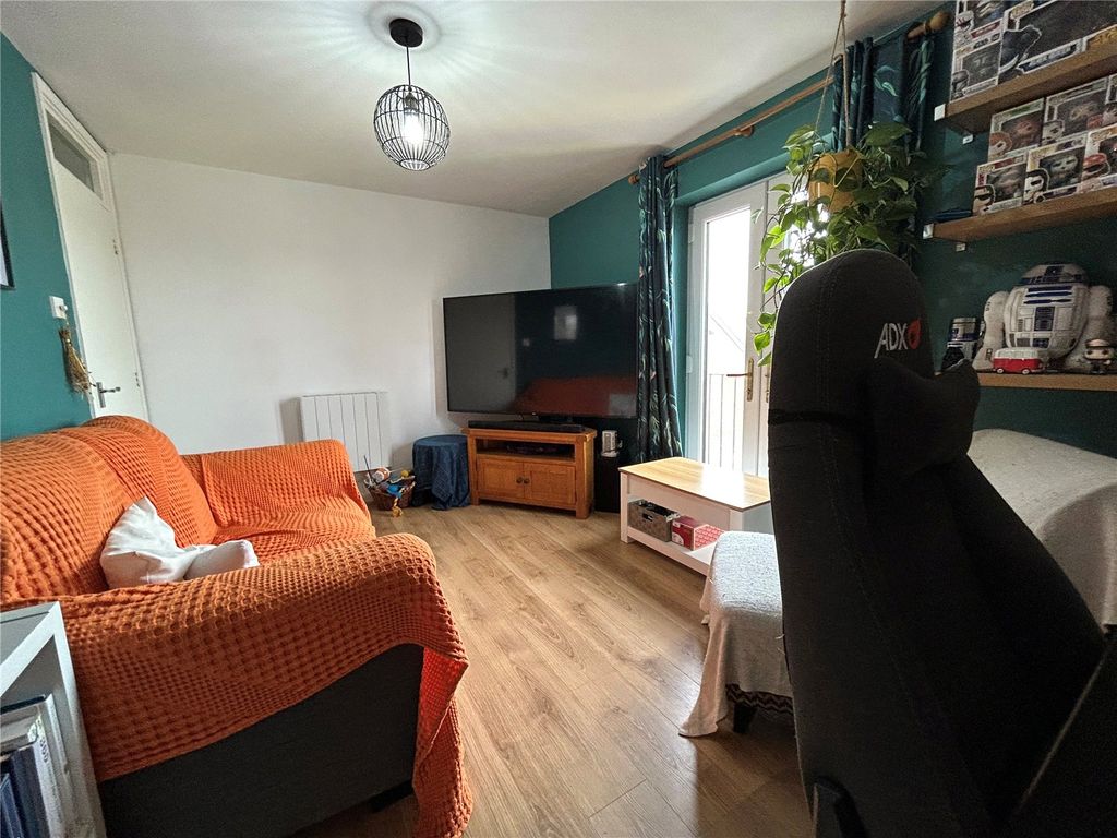 Property photo 3 of 8 Picture No. 11