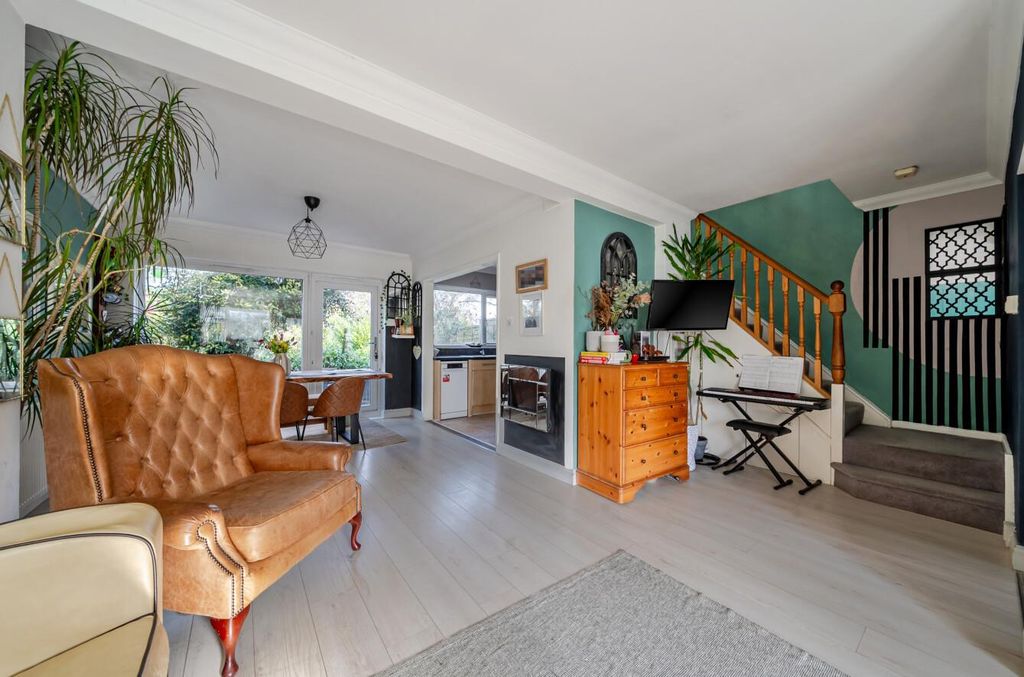 Property photo 2 of 19 Brownhill Close 5 (12).Jpg