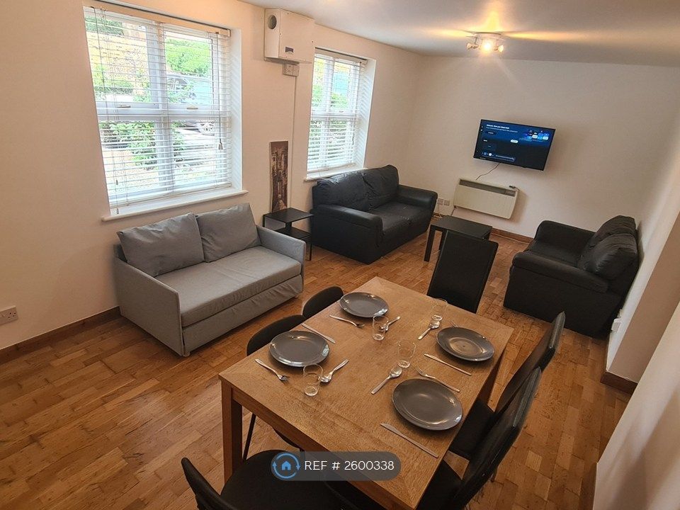 Property photo 2 of 11 Room 1 With Smart Tv, Diner, Sofas (19 Sq-m)