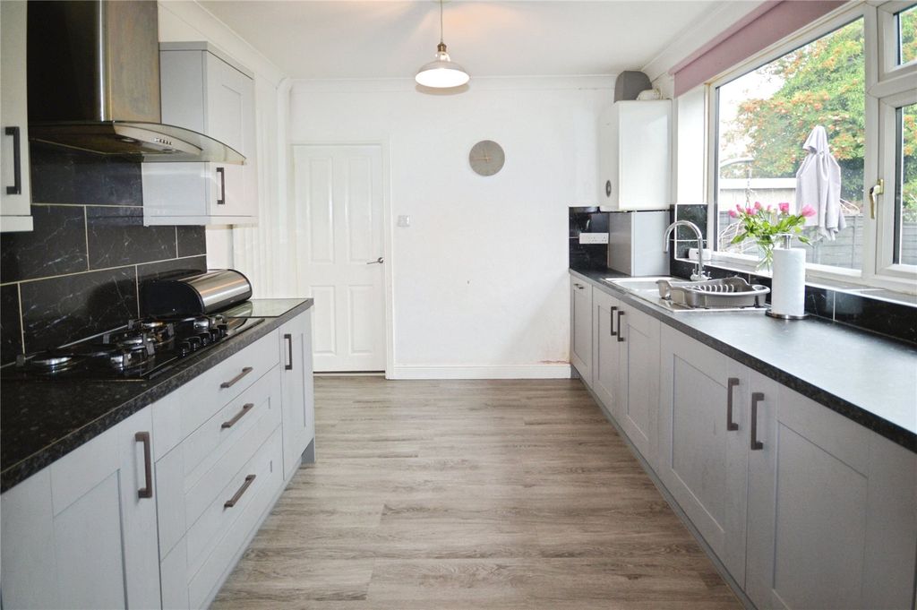 Property photo 3 of 20 Kitchen