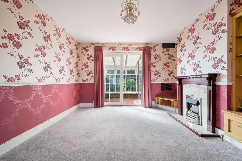 Property photo 3 of 17 Tattenham Way