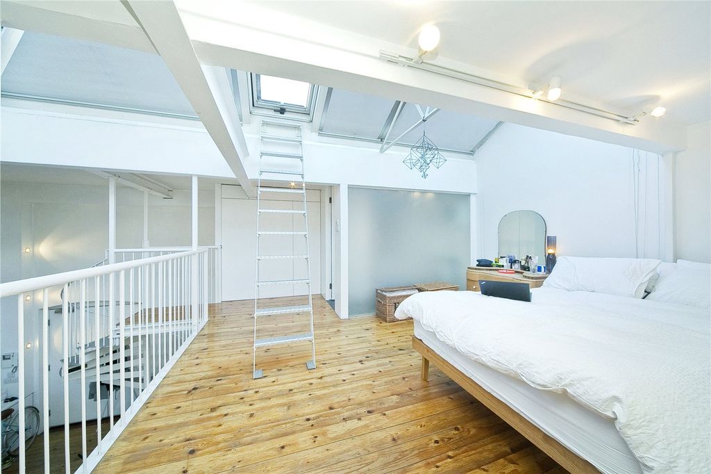 Property photo 3 of 16 Bedroom