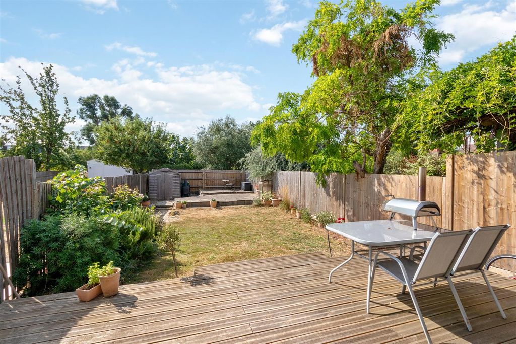 Property photo 2 of 12 Garden