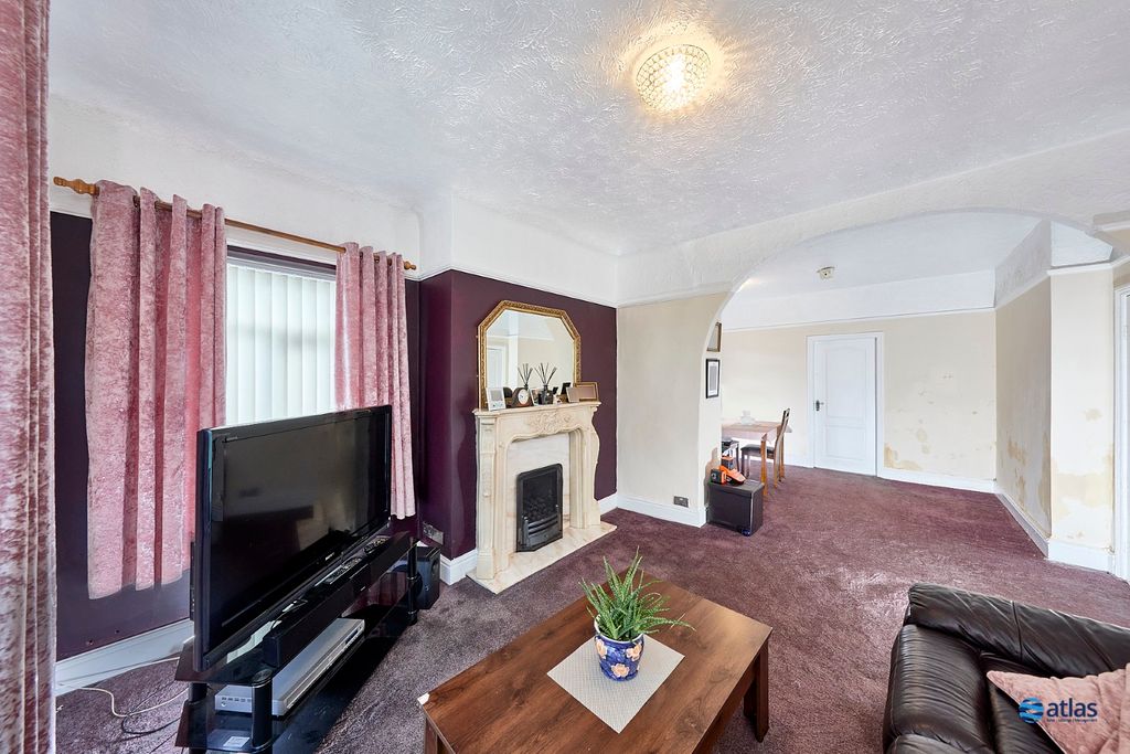 Property photo 3 of 19 Lounge