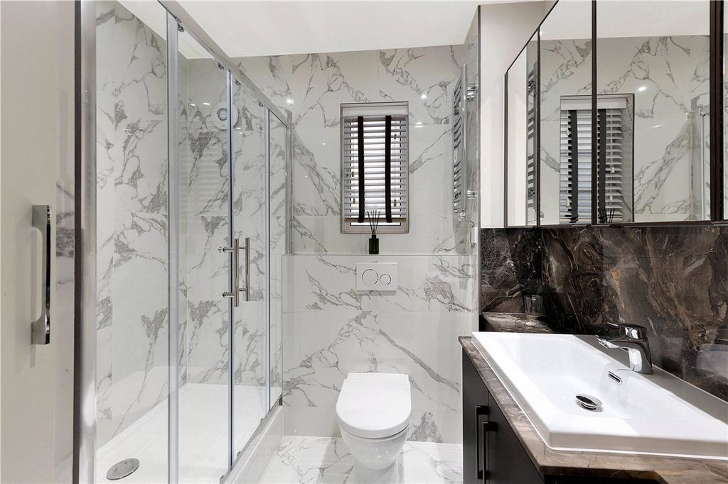 Property photo 3 of 10 Bathroom