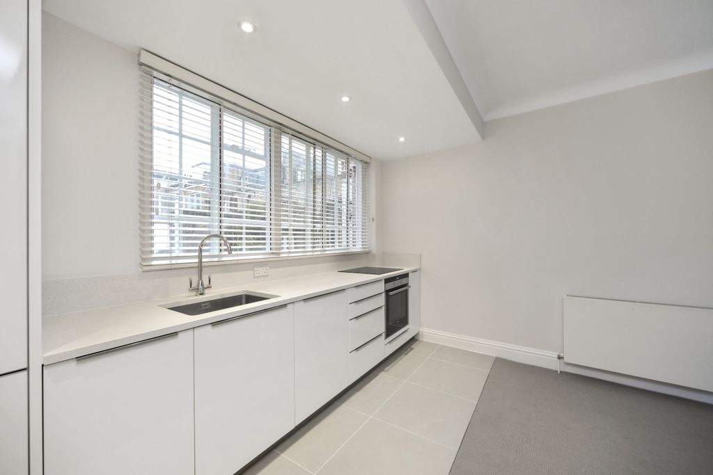 Property photo 2 of 12 Windsor Court