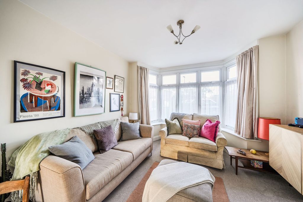 Property photo 2 of 15 Lounge