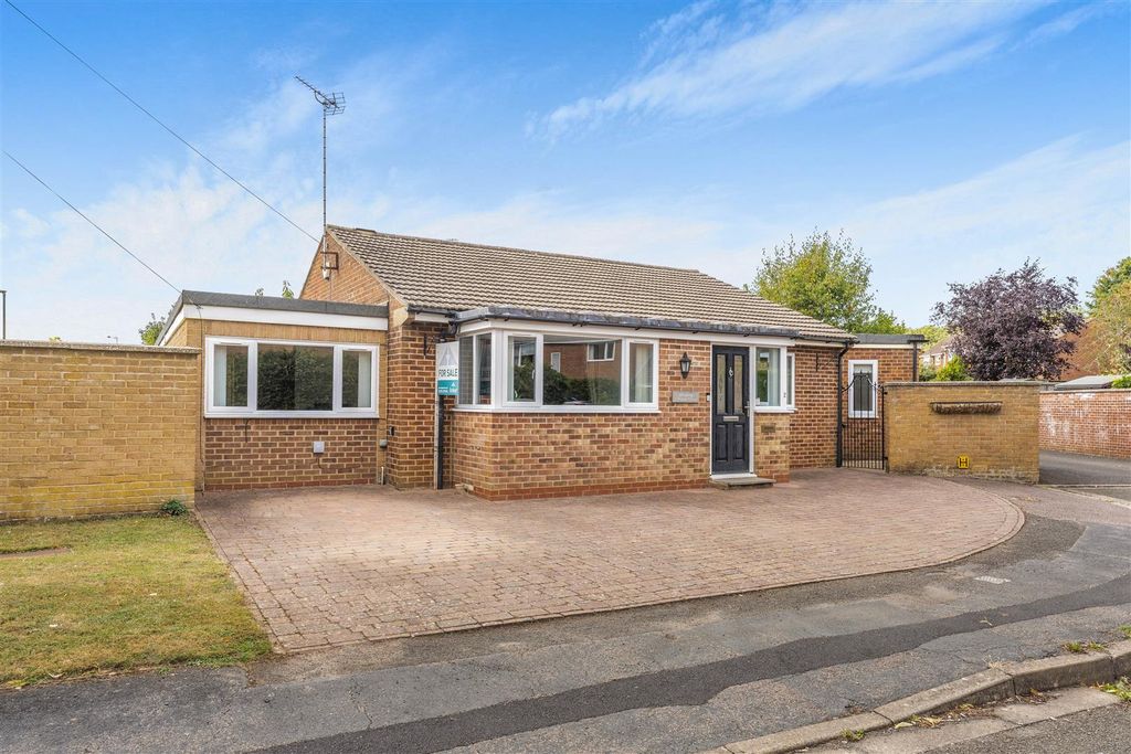 Property photo 1 of 18 2 Poplar Close, Banbury-3.Jpg