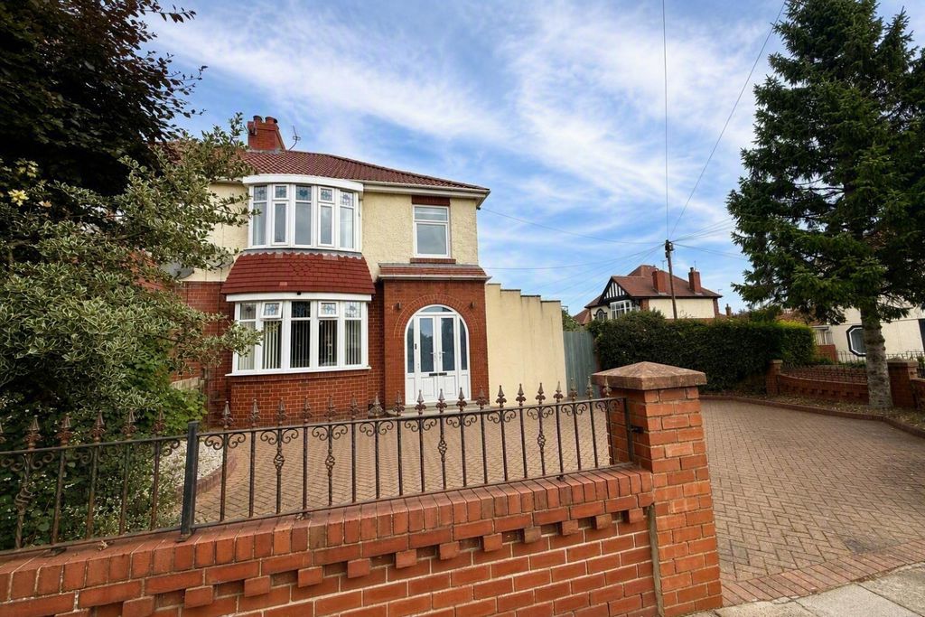 Property photo 1 of 22 Designer (39)