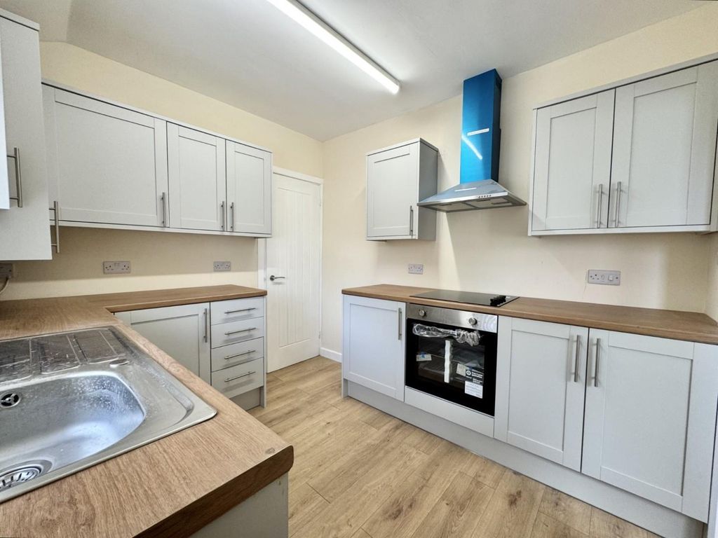 Property photo 3 of 12 Kitchen 2.Jpg