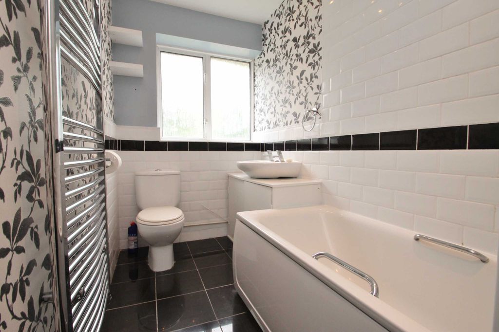 Property photo 3 of 6 Photo 03