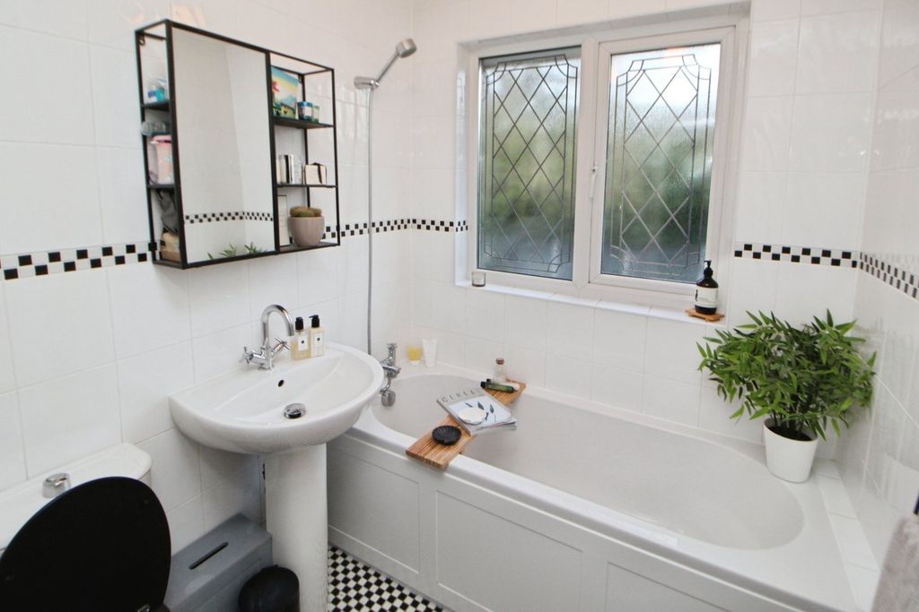 Additional image 8 of 4 bed detached house to rentShropshire Drive, Glossop, Derbyshire SK13