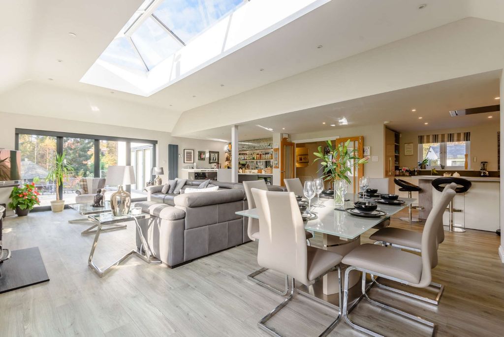 Property photo 3 of 19 Family/Dining Area