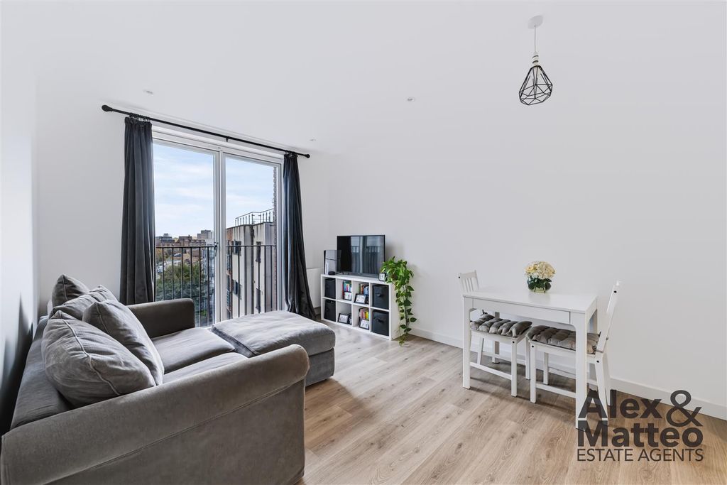 Property photo 2 of 16 Varcoe Road