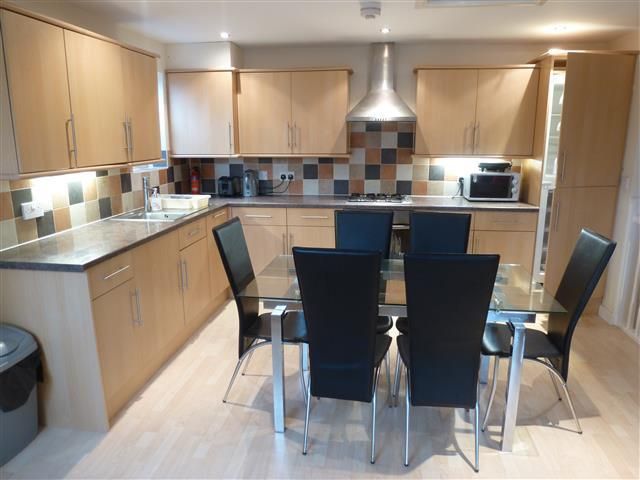 Property photo 1 of 7 Kitchen